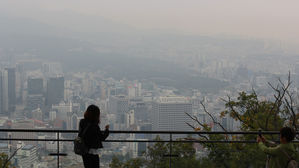 [포토] 미세먼지 걱정 '또 다시 시작'…뿌옇게 흐린 서울 시내