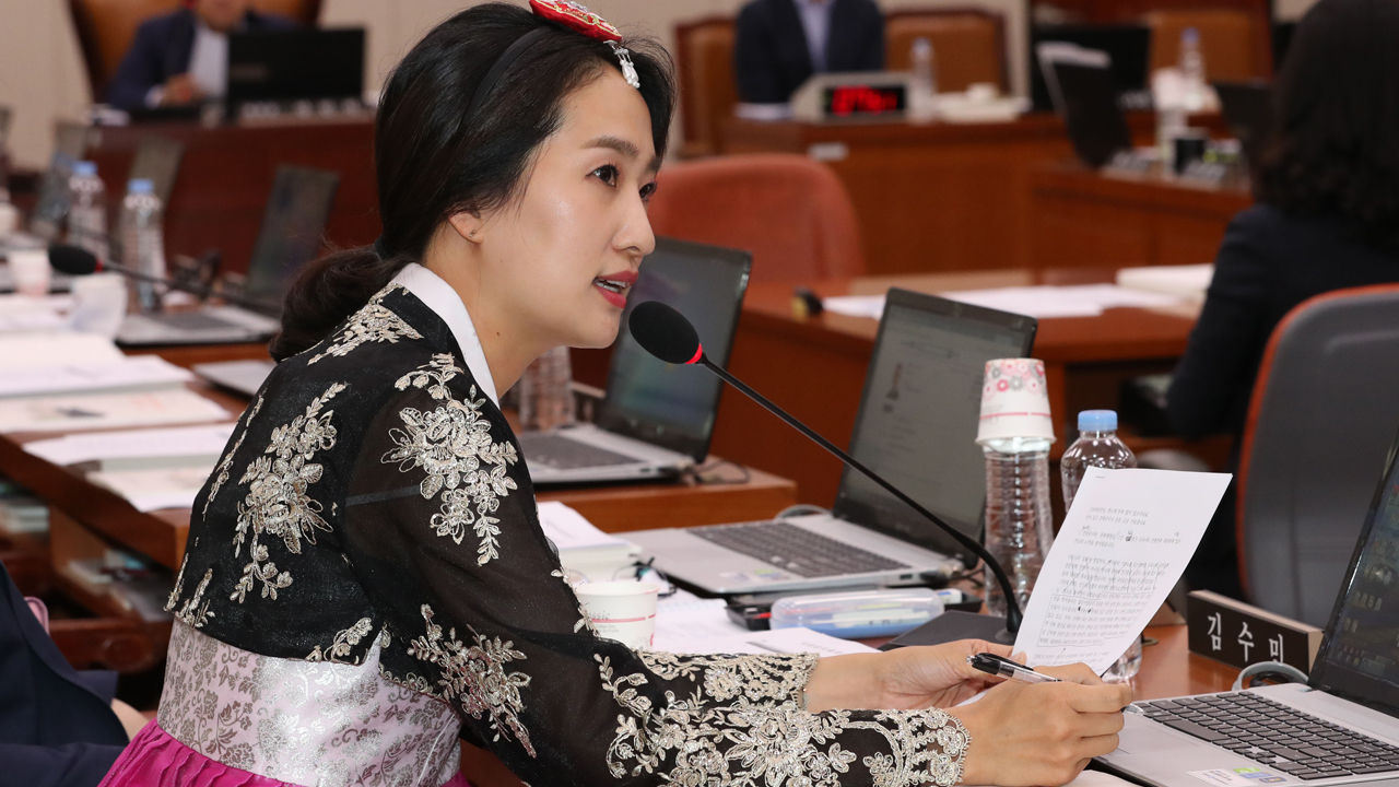김수민, 한복 입고 문화재청 감사 (사진=연합뉴스)
