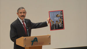 [영상] 연설 중 'BTS 표지' 타임지 꺼내든 해리스 주한 미국대사