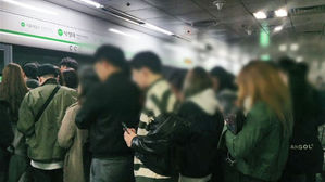 서울 지하철 2호선 낙성대역서 전동차 고장…출근길 불편