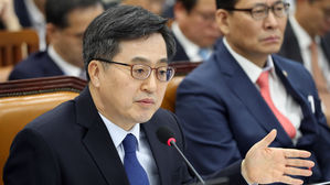 9월 산업지표 악화에…김동연 "조업일수 단축·투자 부진 때문"