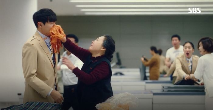 김치 범벅에 물병세례까지…'여우각시별' 실제 방불케하는 진상 손님들 '화제'