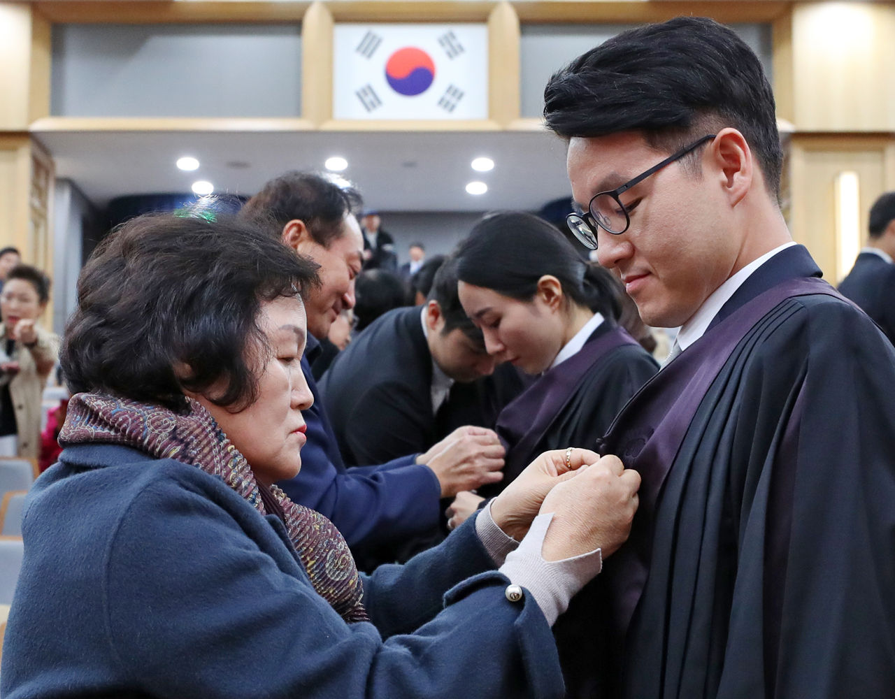 법복 입혀주는 가족들 (사진=연합뉴스)