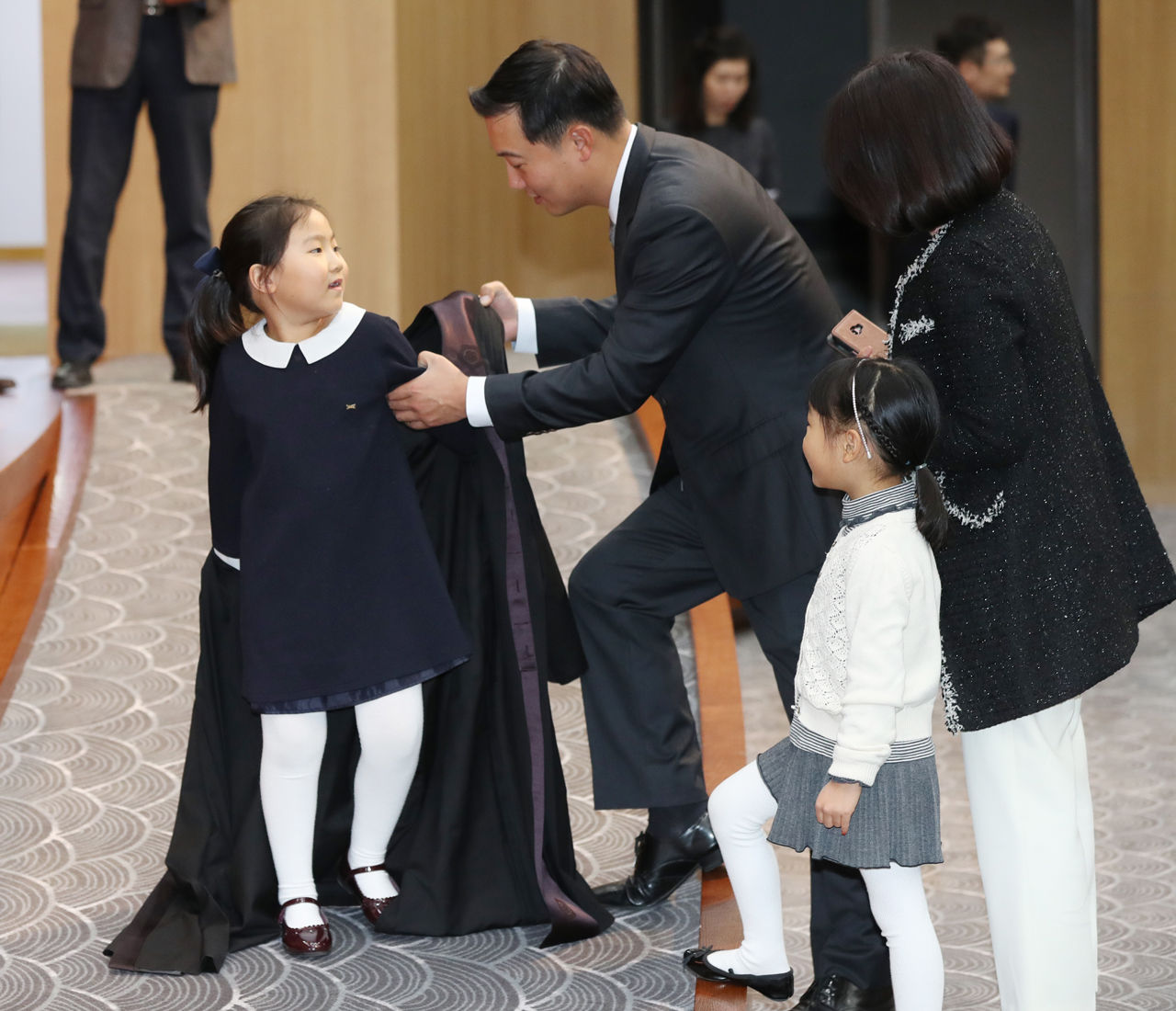 법복 입혀주는 가족들 (사진=연합뉴스)