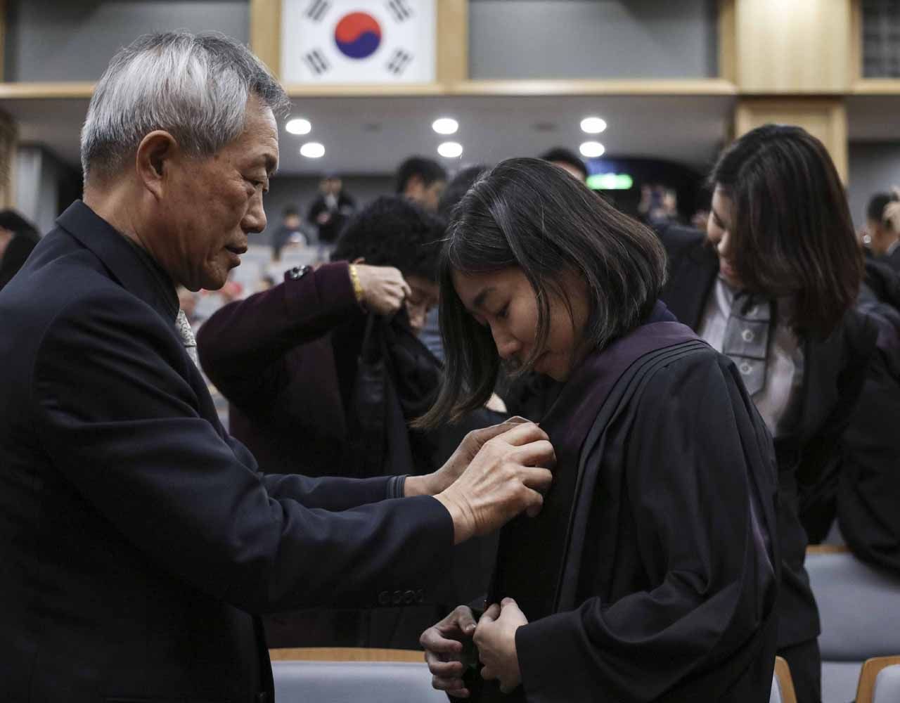 법복 입혀주는 가족들 (사진=연합뉴스)