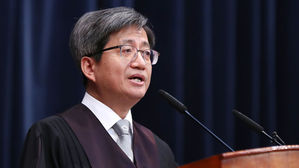 김명수 대법원장 "사법부 위기, 법관이 기본·원칙 못 지킨 탓"