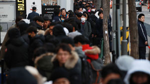 [현장 포토] 신형 아이폰을 기다리며…매장 앞 '밤샘 기다림'