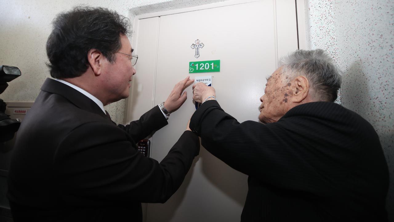 이낙연 국무총리가 3일 광주시 남구 독립유공자 노동규씨 가정을 방문해 환담하고 있다.