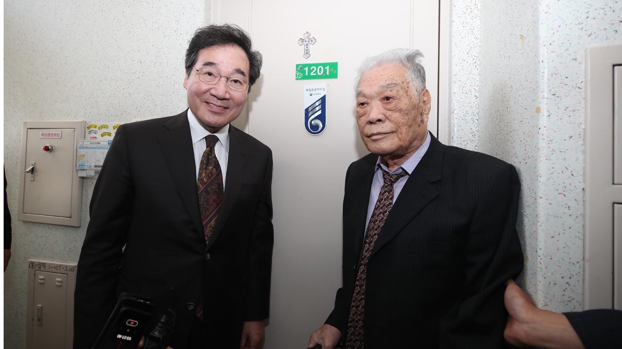 이낙연 국무총리가 3일 광주시 남구 독립유공자 노동규씨 가정을 방문해 환담하고 있다.