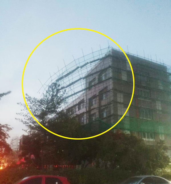 중학교 철골 구조물 무너져