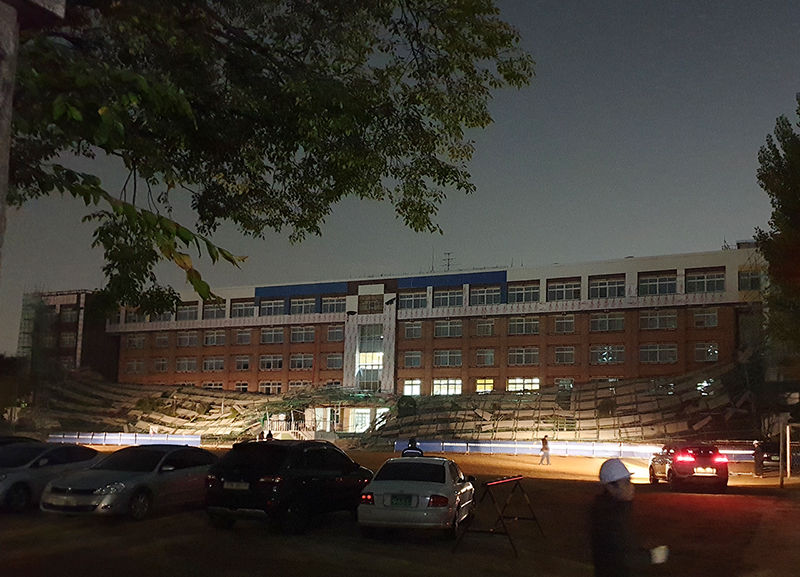 중학교 철골 구조물 무너져