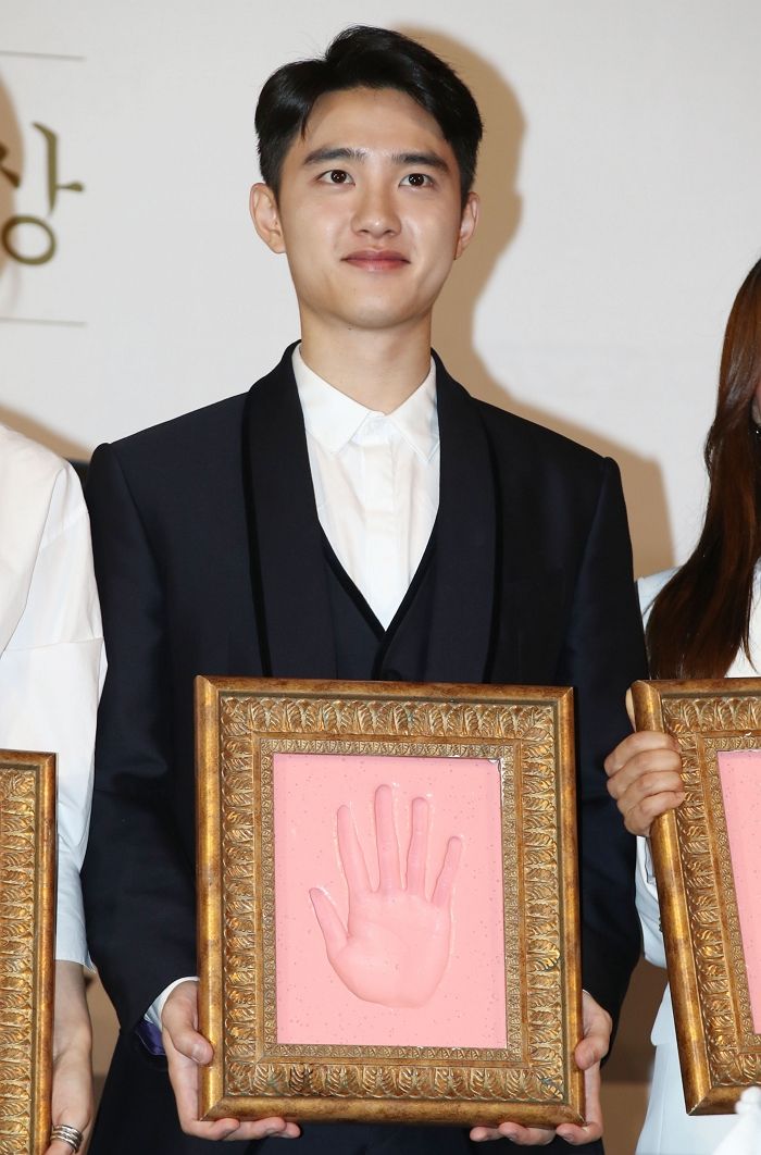 도경수, '엑소 콘서트 중 인이어로 '청룡영화제' 신인상 소식들었다