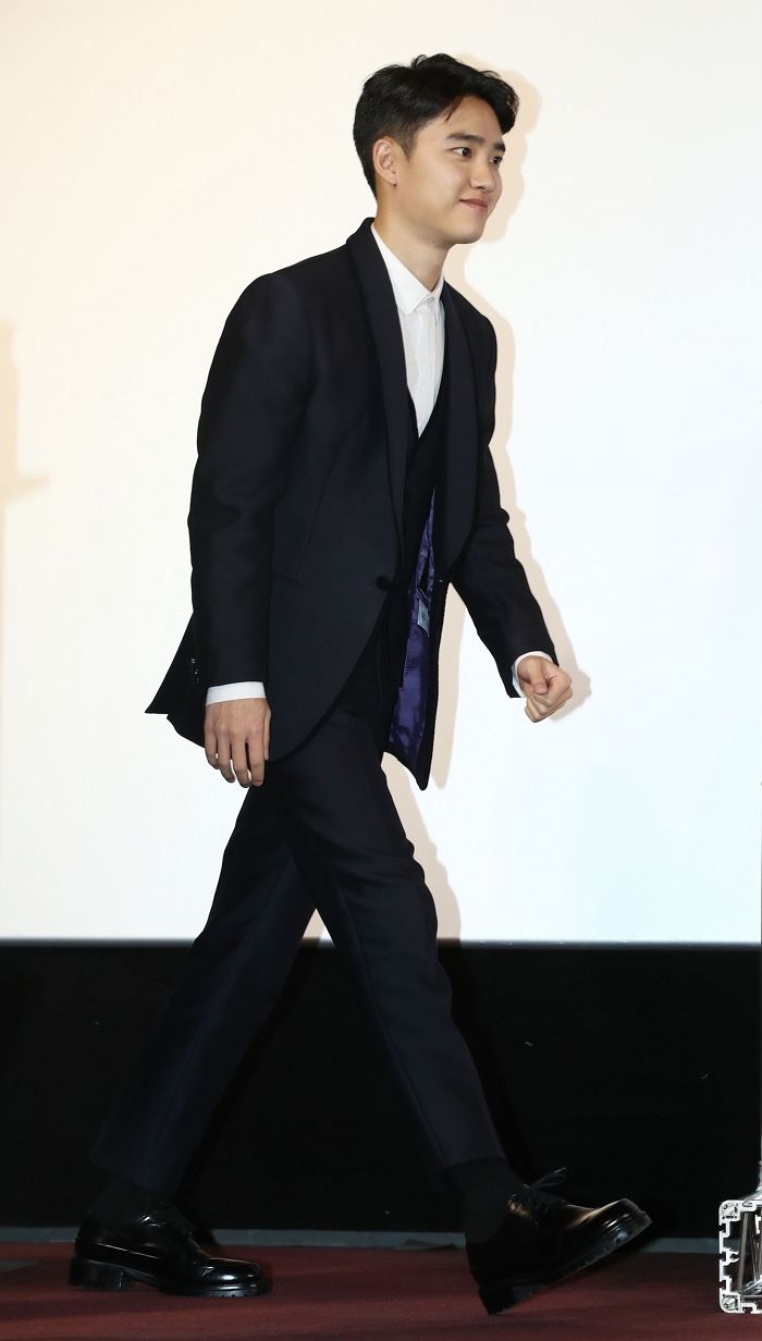 도경수, '엑소 콘서트 중 인이어로 '청룡영화제' 신인상 소식들었다