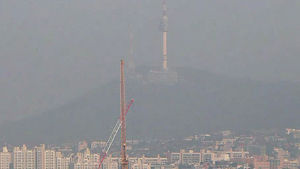 '초미세먼지 주의보' 잿빛으로 변한 서울…"이민 준비해야"