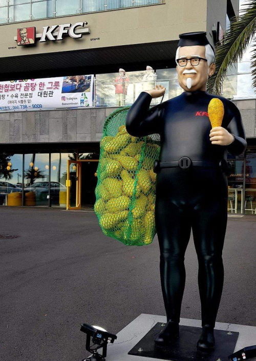 잠수복 입고 있는 제주도 'KFC 할아버지' 화제…누리꾼 반응 폭소