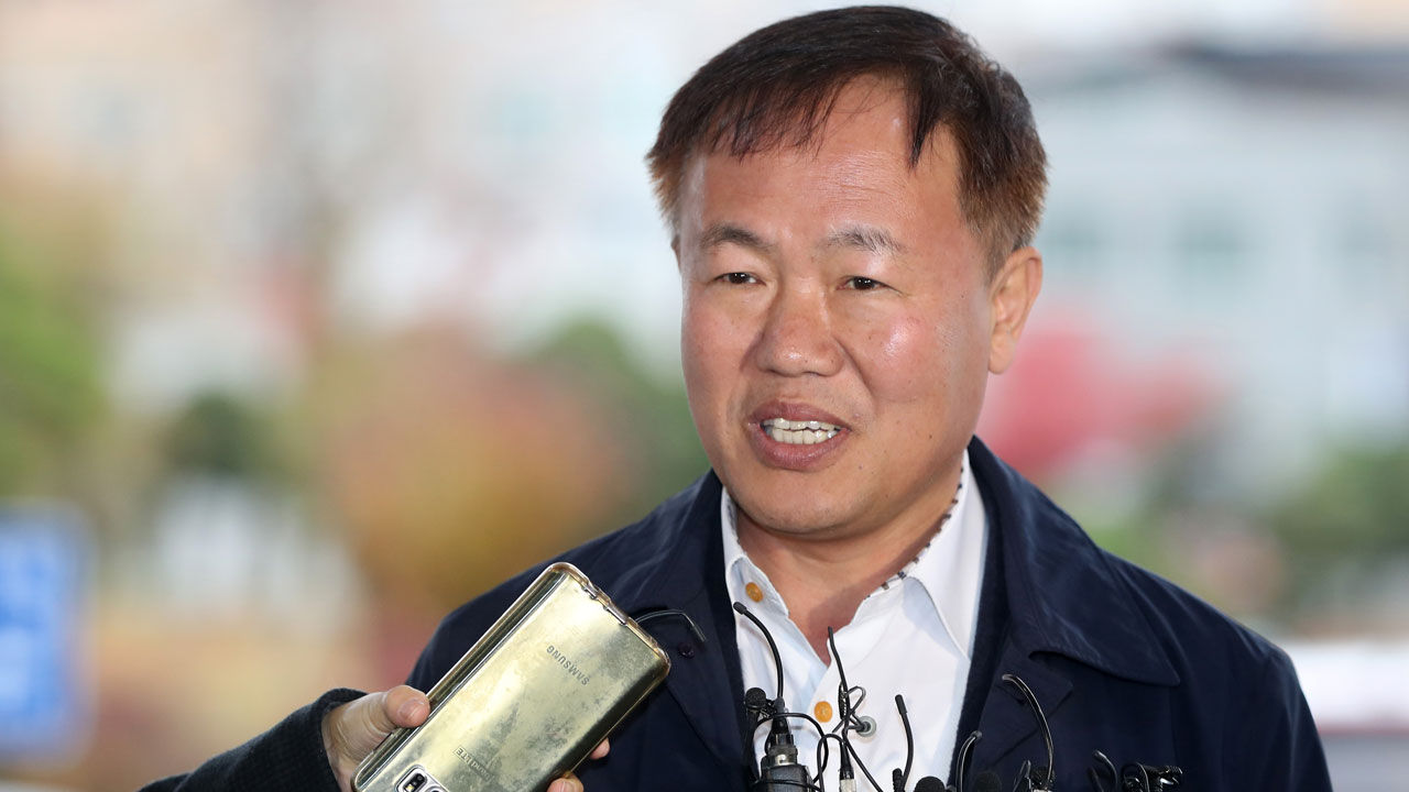 기사 대표 이미지:이재수 춘천시장 검찰 출석…"성실·정직하게 조사받겠다"
