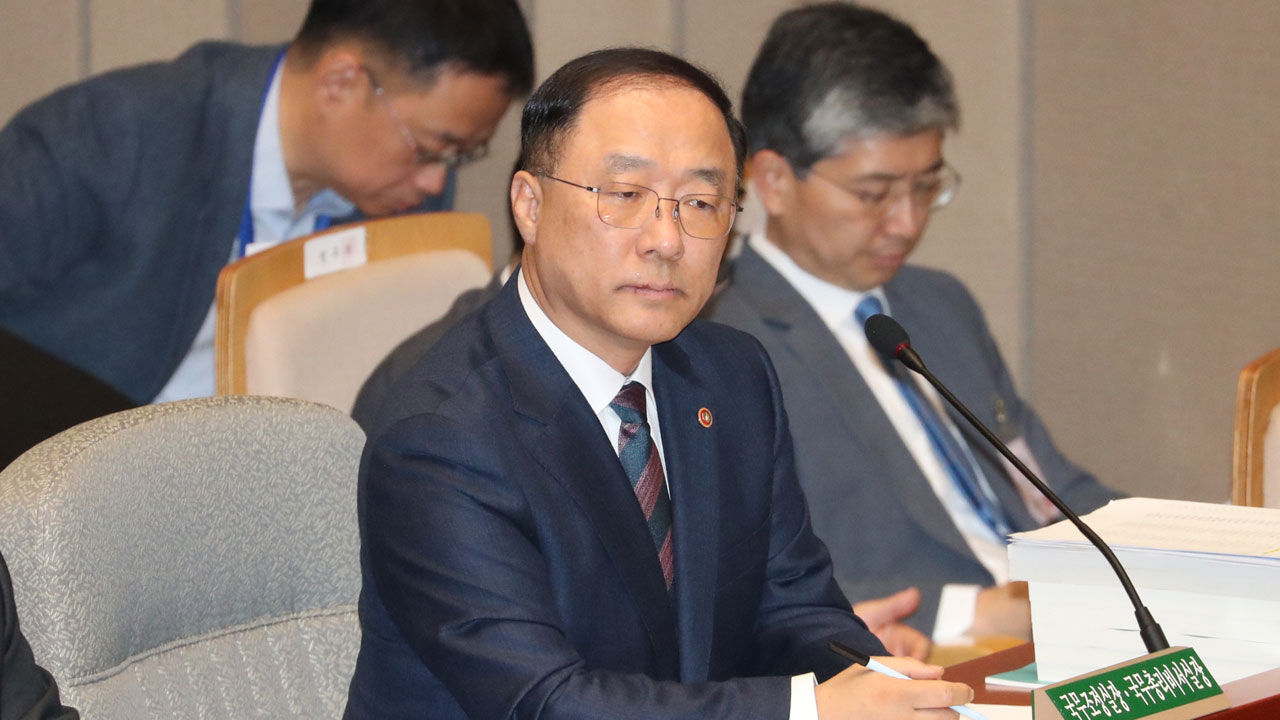 기사 대표 이미지:후임 부총리 유력 홍남기 "드릴 말씀이 없다"