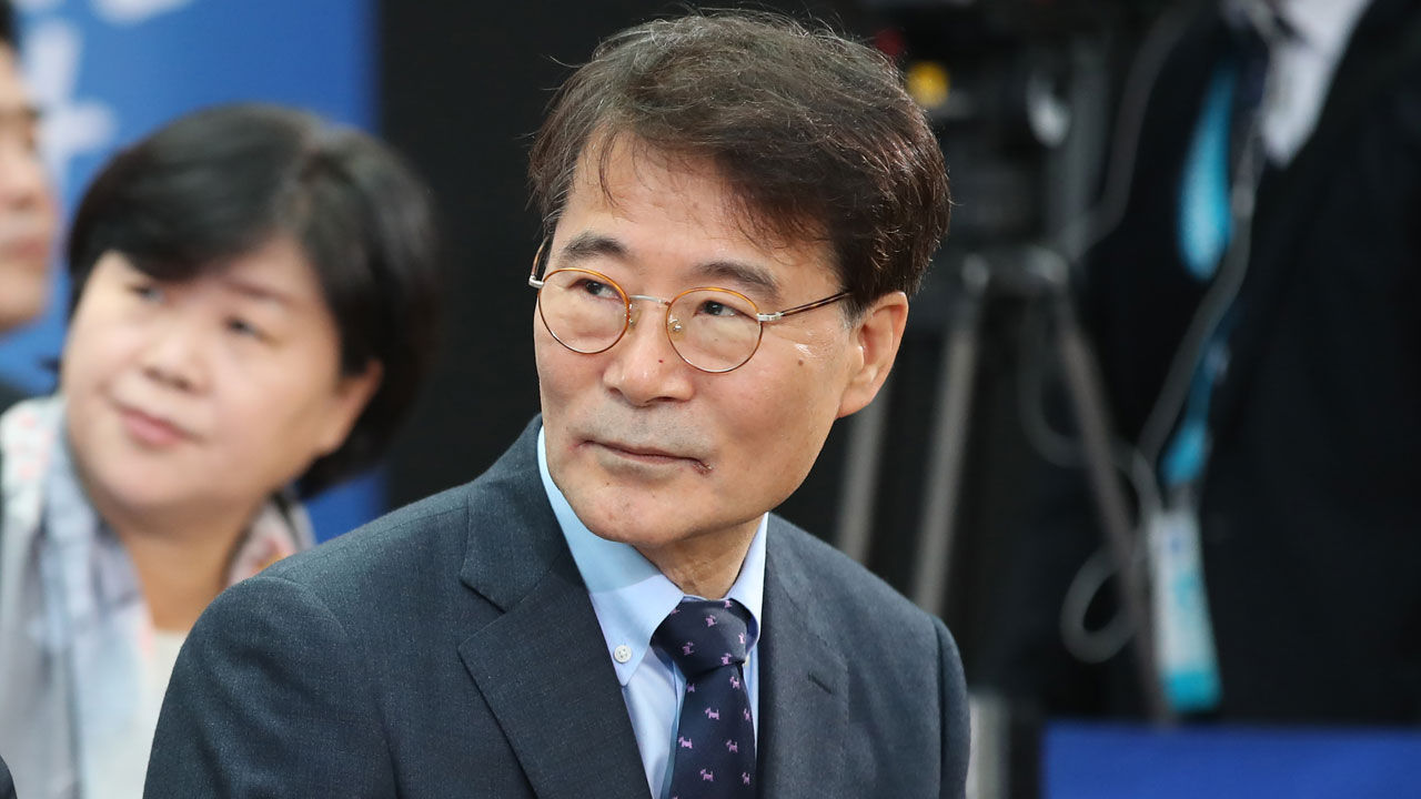 기사 대표 이미지:문 대통령이 삼고초려로 들인 장하성…떠날 때는 담담하게
