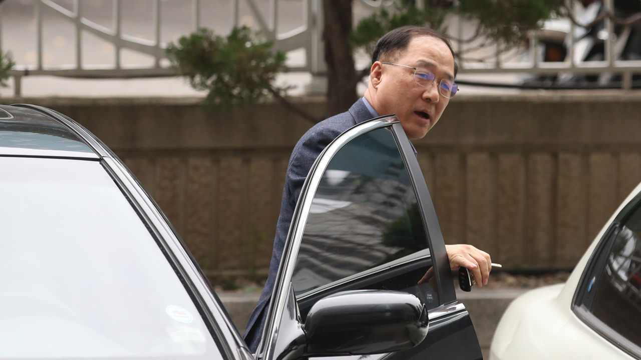 기사 대표 이미지:홍남기, 예보로 첫 출근…청문회 준비 본격 착수