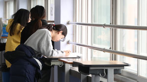 [포토] '몇 등급 나올까?'…떨린 마음으로 수능 가채점