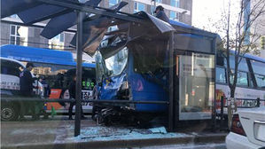 [제보영상] 서울 동대문구서 시내버스 돌진해 11중 추돌&hellip;10명 경상