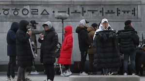 [포토] '춥다'…따뜻한 커피 한 잔으로 달래는 추위