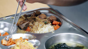 내년부터 서울 모든 고등학교 3학년 무상급식 먹는다