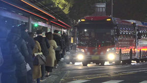 미세먼지 내뿜으며 달리는 경유 버스…퇴출까지 10년