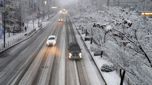 서울 등 중부지방 곳곳 첫눈에 고속도로 사고 속출
