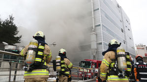 KT 화재 10시간 만에 완진…서울 곳곳·경기도까지 통신장애