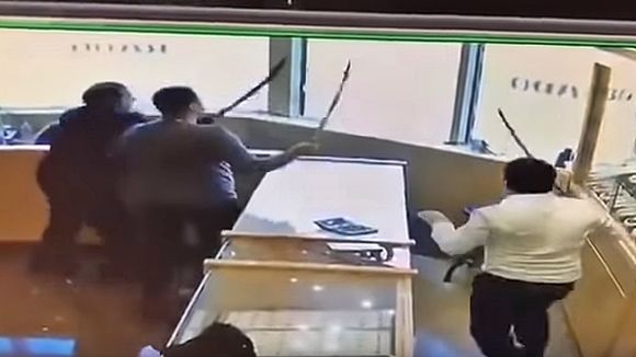 대낮에 보석상 털려던 강도들이 마주한 섬뜩한 상황