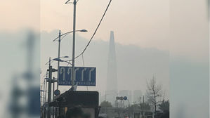 [제보컷] "구름인 줄 알았는데"…도심 건물 가려버린 서울의 대기 상황