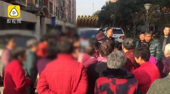 결혼식 차만 골라 행패 부리는 중년 약탈단