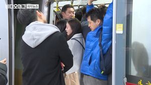 9호선 연장 후 첫 출근길 "또 못 탔네"…여전히 '지옥철'