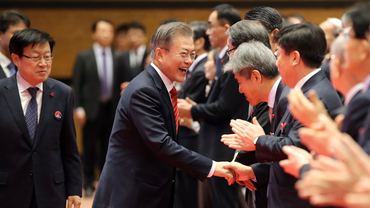 기사 대표 이미지:문 대통령 "포용국가 위해 시민사회·노사정 협력해야"