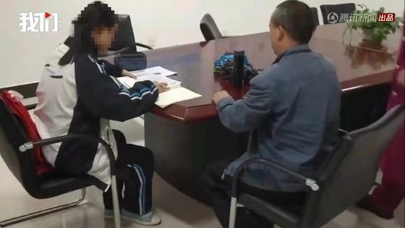 늦은 저녁 아빠와 딸이 지하철 문 옆에 쪼그려 앉은 이유
