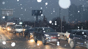 [포토] 눈 내린 서울의 아침&hellip;차량도 사람도 '조심조심'