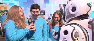 러시아 TV, 춤추는 '첨단 로봇' 홍보했는데…실제는 '로봇 옷 입은 사람'