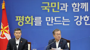 정경두 국방부 장관-문재인 대통령 국방부 업무보고 (사진=연합뉴스)
