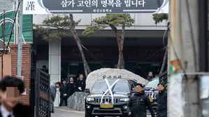 강릉 펜션 사고 대성고 나서는 운구차량 (사진=연합뉴스)