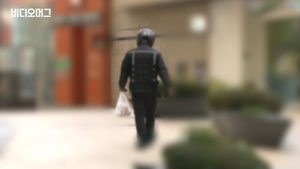 '우리는 그림자가 아니다' 서울 모 주상복합 아파트 앞 시위 나선 배달노동자들