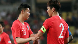 주장 완장 김영권에게 넘겨주는 손흥민 (사진=연합뉴스)