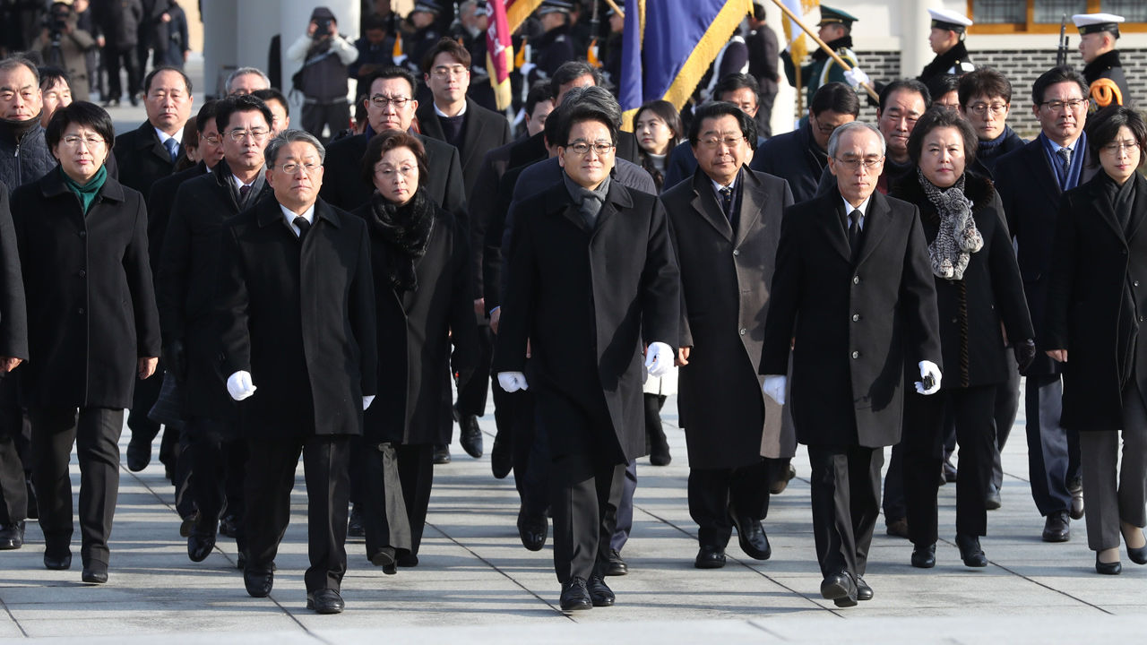 민주평화당 정동영 대표 등 지도부가 새해 첫날인 1일 오전 동작구 국립서울현충원을 참배하고 있다.