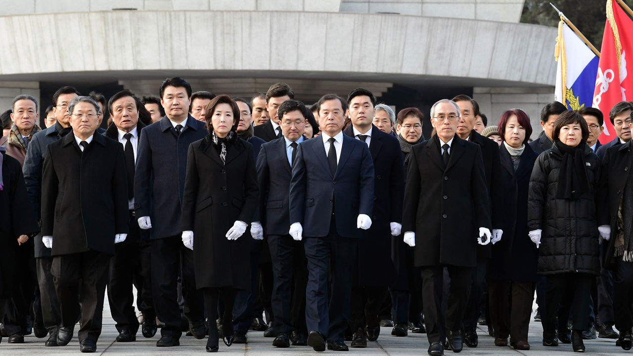 자유한국당 김병준 비대위원장 등 지도부가 새해 첫날인 1일 오전 동작구 국립서울현충원을 참배하고 있다.