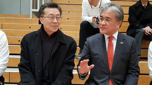 정범구 한국대사(오른쪽)와 박남영 북한대사(사진=연합뉴스)