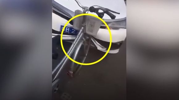 자전거에 앞바퀴에 부딪혀 찌그러진 자동차