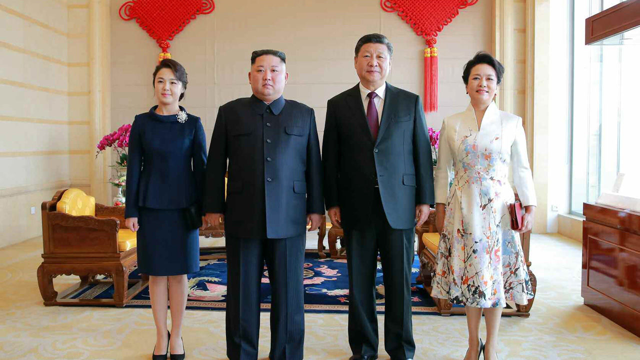 김 위원장과 리설주 여사, 시진핑 중국 국가주석과 펑리위안 여사는 9일 중국 베이징의 호텔 북경반점에서 부부동반 오찬에 앞서 기념 촬영을 하는 모습.