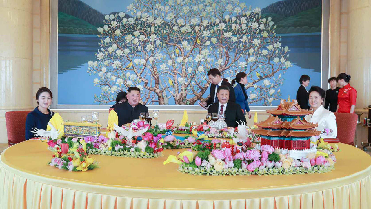 김정은 북한 국무위원장 부부와 시진핑 중국 국가주석 부부가 9일 중국 베이징의 호텔 북경반점에서 점심을 먹기에 앞서 와인을 마시고 있는 모습을 노동당 기관지 노동신문이 10일 보도했다.