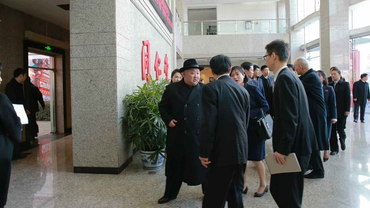 김정은 북한 국무위원장이 9일 오전 중국 베이징 이좡에 있는 전통 약제 기업인 동인당제약의 공장을 둘러보고 있는 사진을 노동당 기관지 노동신문이 10일 보도했다. 공장 로비에 설치된 전광판에는 한글로 김 위원장을 환영한다는 문구가 떠 있는 것으로 보인다