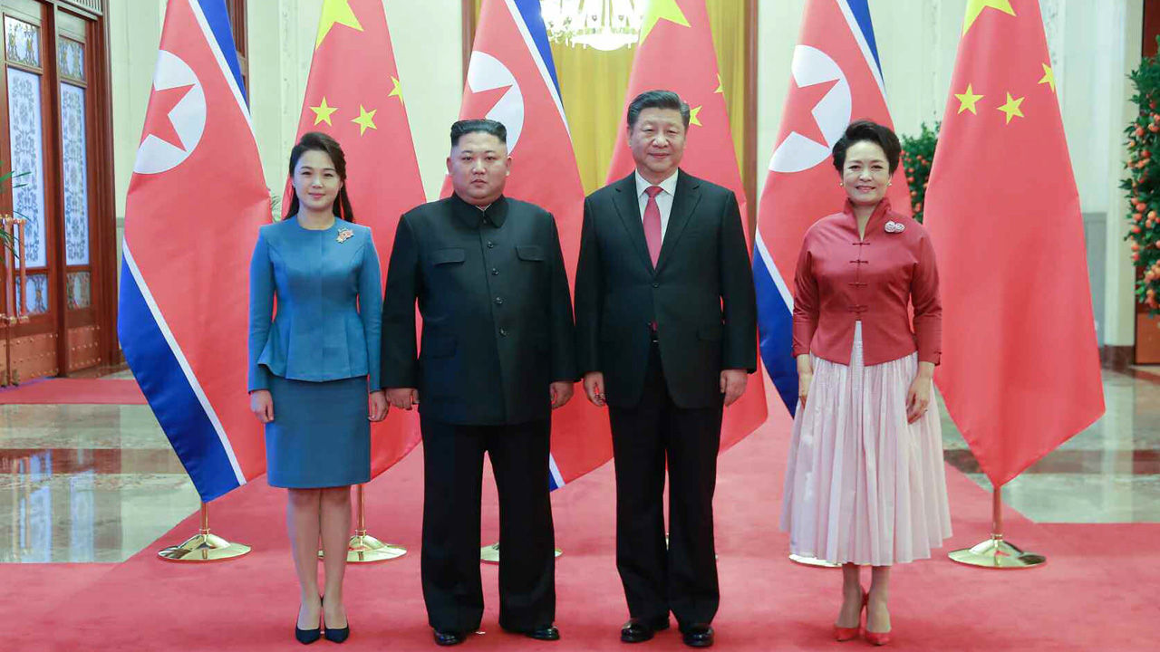 김정은 위원장과 리설주 여사, 시진핑 중국 국가주석과 펑리위안 여사가 9일 중국 베이징 인민대회당에 세워진 양국 국기 앞에서 기념촬영을 하고 있다.